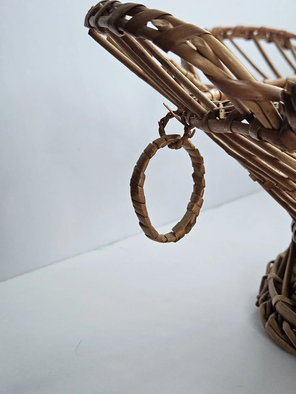 scalloped edge vintage wicker boho hanging display decor basket handles Portugal